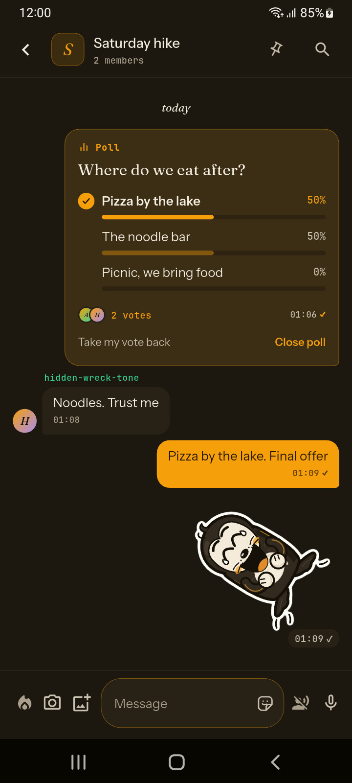 Kryfo group chat with photos, files, voice messages and polls