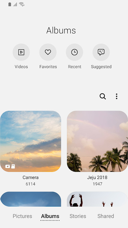 Samsung Gallery main screen showing a grid of recent photos and videos