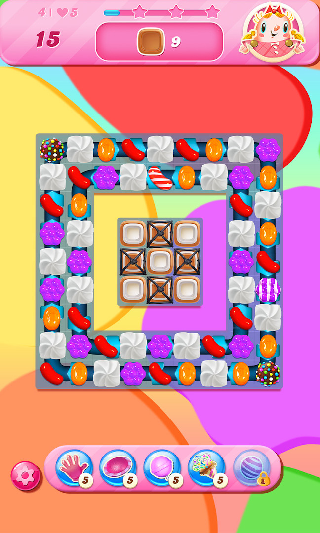 Candy Crush Saga daily rewards: a pop-up showing a free gift and event timer.